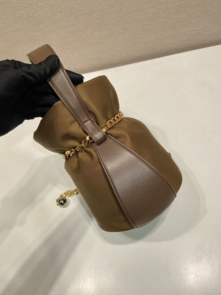 プラダ バッグ レディース PRADA プチ サック ノワール Re-Nylon xナッパレザー ミニバケットバッグ 1BE088_RUKW_F0046 プラダ 巾着バッグ ナイロン - 画像 (5)