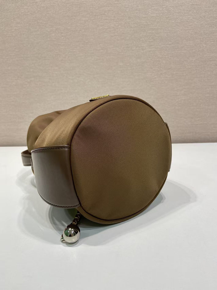プラダ バッグ レディース PRADA プチ サック ノワール Re-Nylon xナッパレザー ミニバケットバッグ 1BE088_RUKW_F0046 プラダ 巾着バッグ ナイロン - 画像 (4)