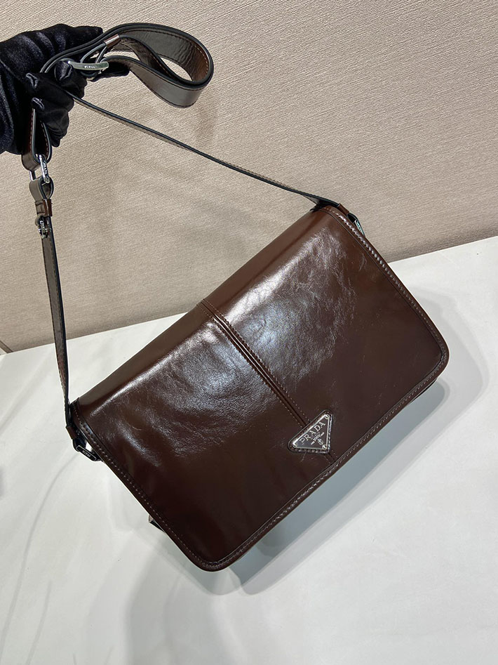 プラダ バッグ メンズ 新作 PRADA ソフトルックスレザー ショルダーバッグ ダークブラウン 2VD073_2CYR_F01D6 プラダ メンズバッグ 人気 - 画像 (8)