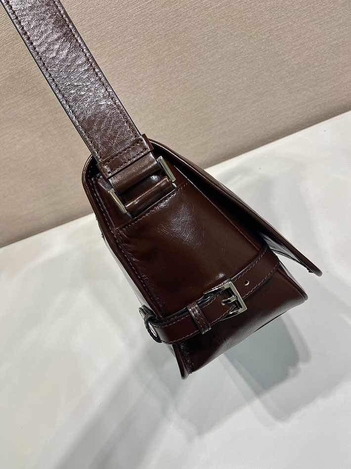 プラダ バッグ メンズ 新作 PRADA ソフトルックスレザー ショルダーバッグ ダークブラウン 2VD073_2CYR_F01D6 プラダ メンズバッグ 人気 - 画像 (6)