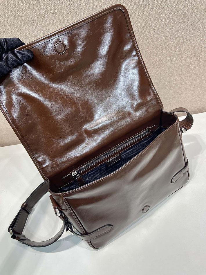 プラダ バッグ メンズ 新作 PRADA ソフトルックスレザー ショルダーバッグ ダークブラウン 2VD073_2CYR_F01D6 プラダ メンズバッグ 人気 - 画像 (4)