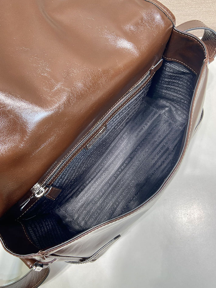 プラダ バッグ メンズ 新作 PRADA ソフトルックスレザー ショルダーバッグ ダークブラウン 2VD073_2CYR_F01D6 プラダ メンズバッグ 人気 - 画像 (3)