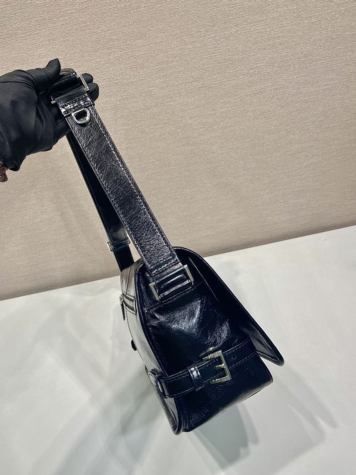 プラダ バッグ メンズ 新作 PRADA ソフトルックスレザー ショルダーバッグ ブラック 2VD073_2CYR_F0002 プラダ バッグ メンズ ショルダー - 画像 (5)