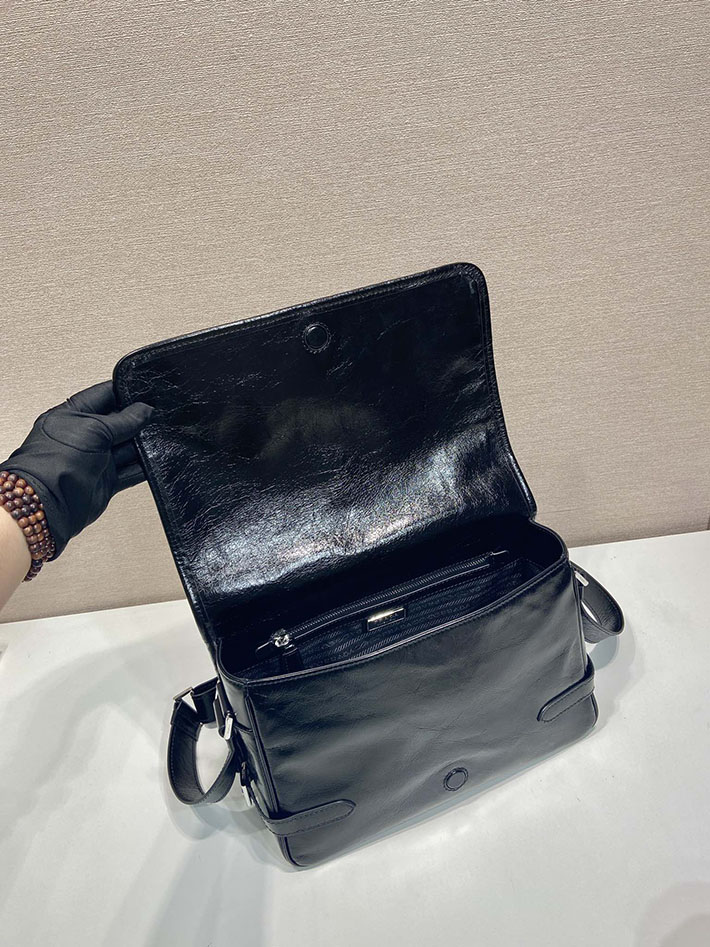 プラダ バッグ メンズ 新作 PRADA ソフトルックスレザー ショルダーバッグ ブラック 2VD073_2CYR_F0002 プラダ バッグ メンズ ショルダー - 画像 (4)