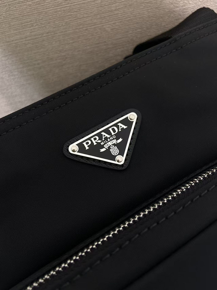 プラダ バッグ レディース PRADA Re-Nylon トートバッグ ブラック 1BG582_RV44_F0002_V_OOO プラダ キャンバス トートバッグ - 画像 (4)