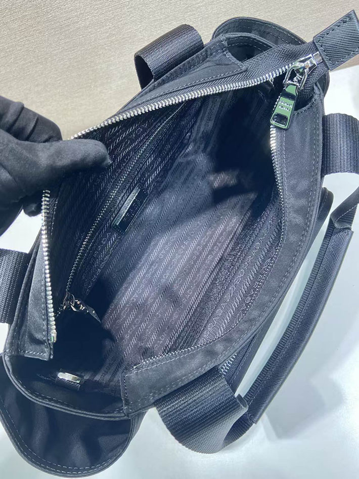 プラダ バッグ レディース PRADA Re-Nylon トートバッグ ブラック 1BG582_RV44_F0002_V_OOO プラダ キャンバス トートバッグ - 画像 (3)