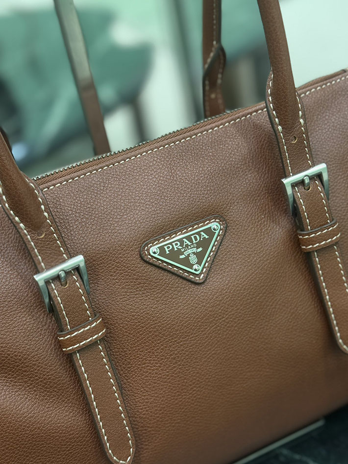 プラダ PRADA ボニー アンティーク加工レザー ミディアム トートバッグ チェストナットブラウン 1BG628_2HF2_F0042 プラダ レザー トートバッグ - 画像 (5)