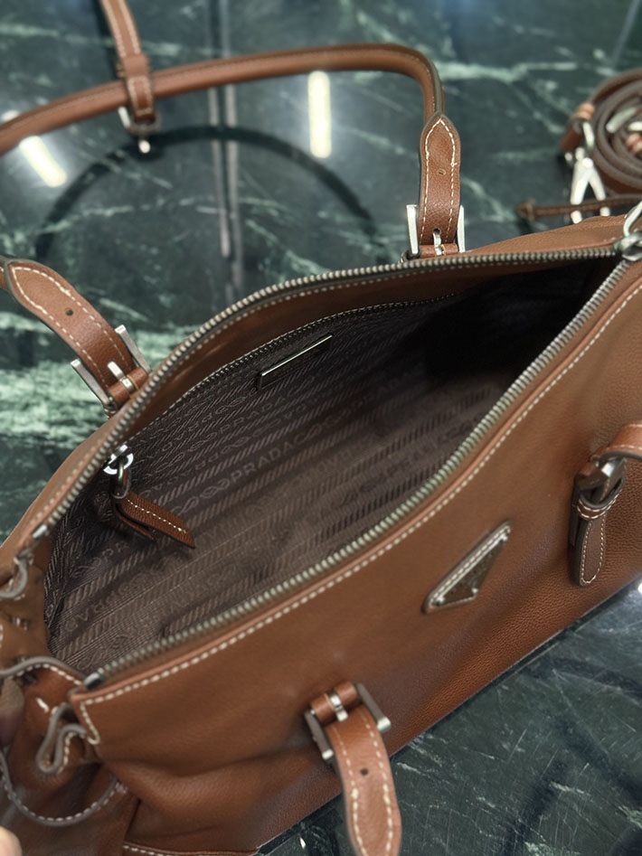 プラダ PRADA ボニー アンティーク加工レザー ミディアム トートバッグ チェストナットブラウン 1BG628_2HF2_F0042 プラダ レザー トートバッグ - 画像 (3)
