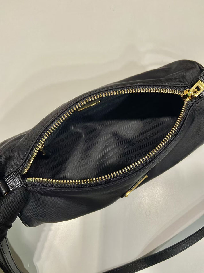 プラダ バッグ レディース PRADA Re-Nylonポーチ ストラップ ナイロン ブラック 1NE058_2C05_F0002 プラダ ポーチ アウトレット 値段 - 画像 (3)