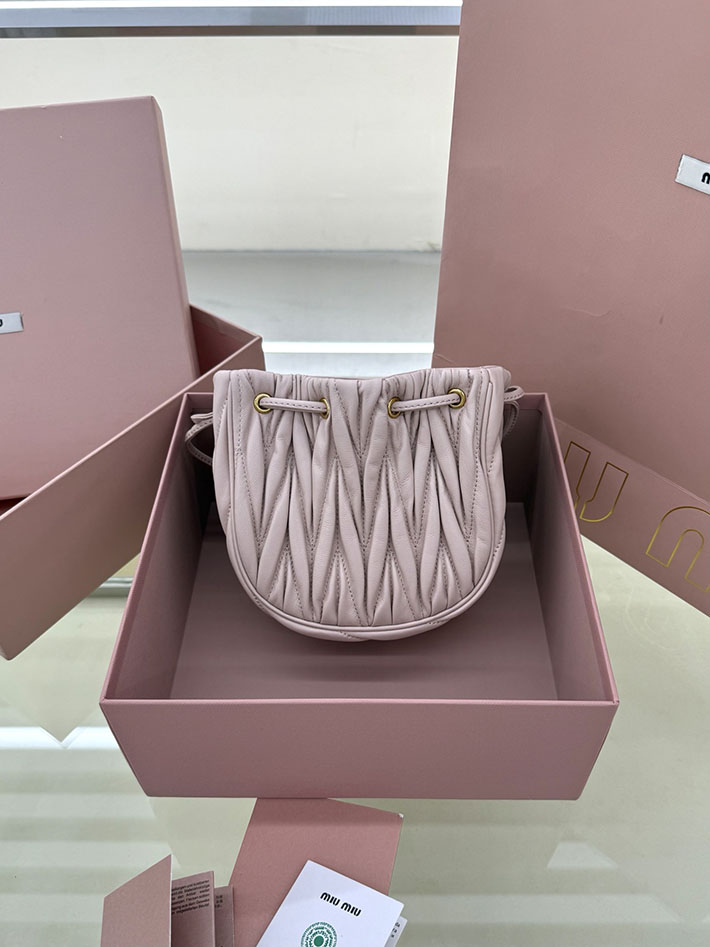 最高級MiuMiuスーパーコピー ミュウミュウ マトラッセ レザー バケット バッグ ピンクベージュ 5ND022_AFPP_F0236 Miumiu マテラッセ バッグ ピンク - 画像 (9)