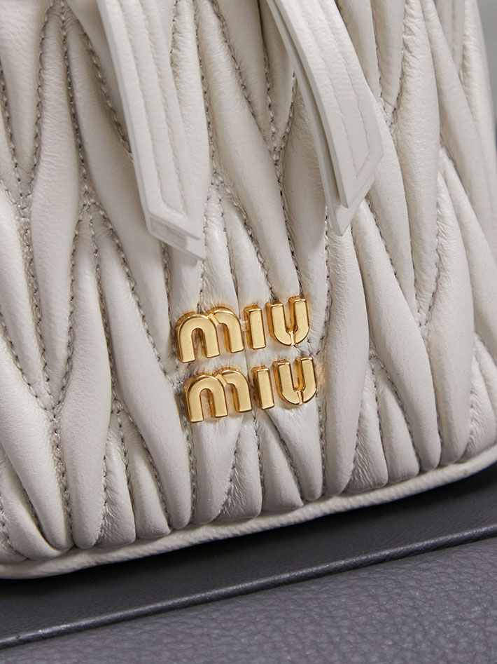 最高級MiuMiuスーパーコピー ミュウミュウ マテラッセ マイクロバッグ ショルダーバッグ ホワイト 5NR018_2FPP_F0009 MIUMIU ミニショルダーバッグ - 画像 (6)
