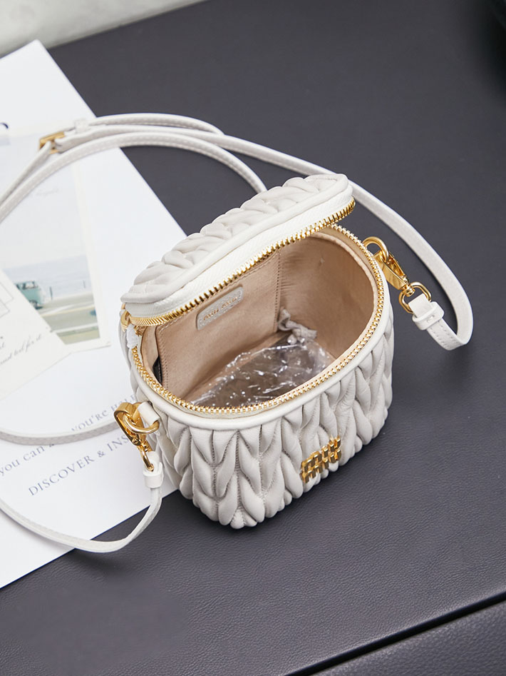 最高級MiuMiuスーパーコピー ミュウミュウ マテラッセ マイクロバッグ ショルダーバッグ ホワイト 5NR018_2FPP_F0009 MIUMIU ミニショルダーバッグ - 画像 (3)