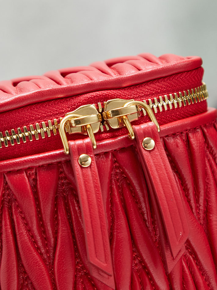最高級MiuMiuスーパーコピー ミュウミュウ マテラッセ マイクロバッグ ショルダーバッグ レッド 5NR018_2FPP_F0011 ミュウミュウ バッグ 芸能人 - 画像 (4)