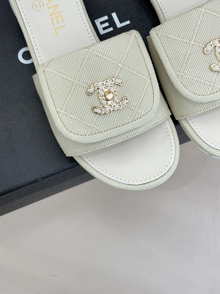 最高級シャネルスーパーコピー CHANEL CCロゴ ミュール コットン ビジュー ターンロック ホワイト 2631010 シャネル サンダル レディース - 画像 (4)