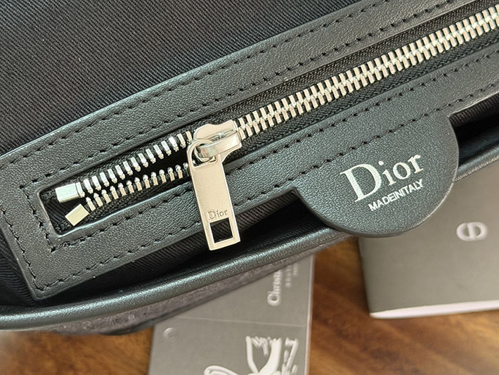 最高級ディオールスーパーコピー Dior Jett フラップ付き メッセンジャーバッグ ミニ ブラック 2DBCA627YUS_H03E Dior ショルダーバッグ メンズ - 画像 (2)