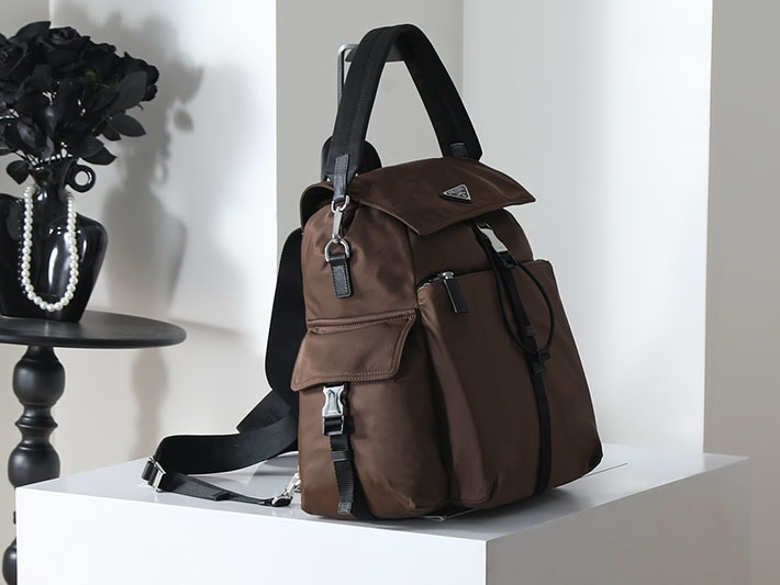 プラダ バッグ メンズ 新作 PRADA エクスプローラ Re-Nylon xレザー バックパック シエナブラウン 2VZ118_2DW3_F0038 プラダ リュック ナイロン - 画像 (9)