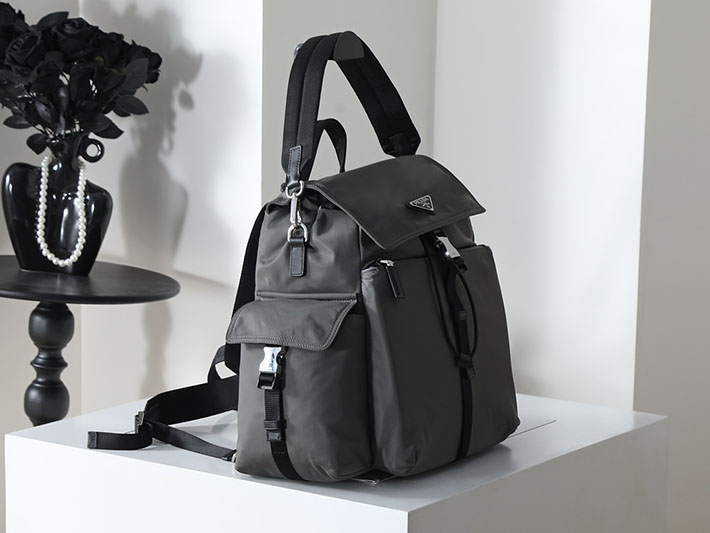 プラダ バッグ メンズ 新作 PRADA エクスプローラ Re-Nylon xレザー バックパック グレー 2VZ118_2DW3_F0JDS プラダ リュック メンズ - 画像 (9)