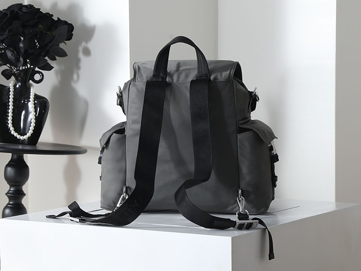 プラダ バッグ メンズ 新作 PRADA エクスプローラ Re-Nylon xレザー バックパック グレー 2VZ118_2DW3_F0JDS プラダ リュック メンズ - 画像 (8)