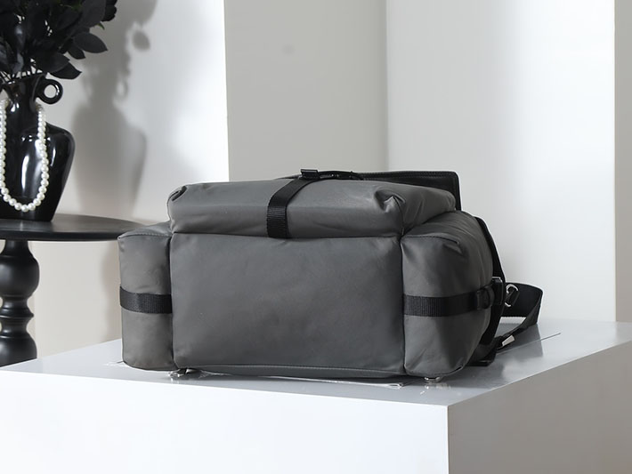 プラダ バッグ メンズ 新作 PRADA エクスプローラ Re-Nylon xレザー バックパック グレー 2VZ118_2DW3_F0JDS プラダ リュック メンズ - 画像 (7)