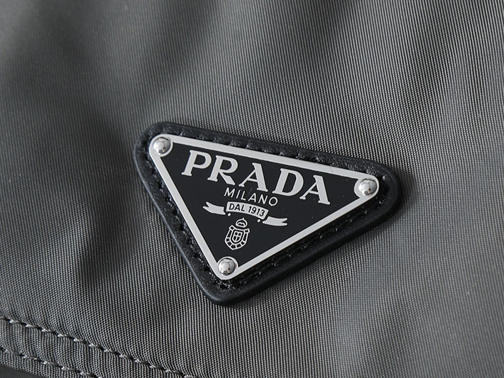 プラダ バッグ メンズ 新作 PRADA エクスプローラ Re-Nylon xレザー バックパック グレー 2VZ118_2DW3_F0JDS プラダ リュック メンズ - 画像 (6)