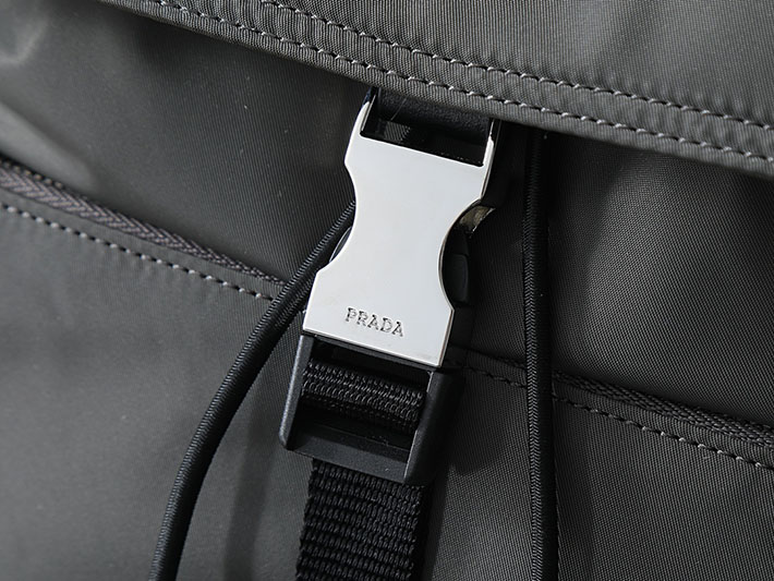プラダ バッグ メンズ 新作 PRADA エクスプローラ Re-Nylon xレザー バックパック グレー 2VZ118_2DW3_F0JDS プラダ リュック メンズ - 画像 (5)