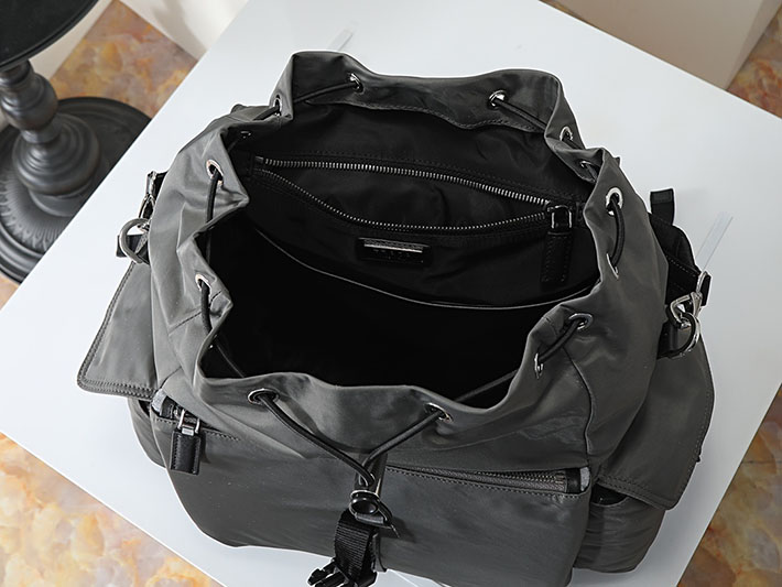 プラダ バッグ メンズ 新作 PRADA エクスプローラ Re-Nylon xレザー バックパック グレー 2VZ118_2DW3_F0JDS プラダ リュック メンズ - 画像 (4)