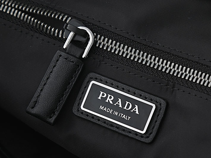 プラダ バッグ メンズ 新作 PRADA エクスプローラ Re-Nylon xレザー バックパック グレー 2VZ118_2DW3_F0JDS プラダ リュック メンズ - 画像 (2)