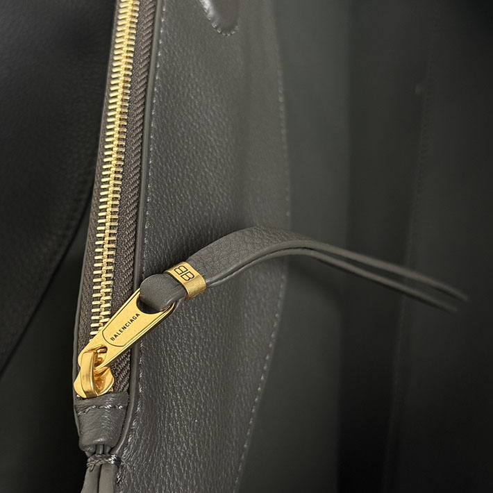 バレンシアガ バッグ 人気 レディース BALENCIAGA Carrie キャリーオールバッグ カーキ 8264192ABNQ3503 バレンシアガ バッグ アウトレット - 画像 (2)