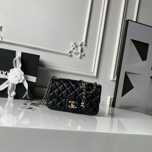 シャネル フラップ バッグ 定価