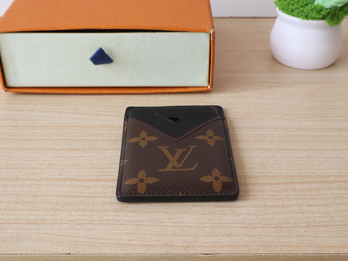 最高級ルイヴィトンスーパーコピー lv ポルト カルト・マグネット MagSafe モノグラム M13185 ヴィトン スマホ カードケース - 画像 (4)