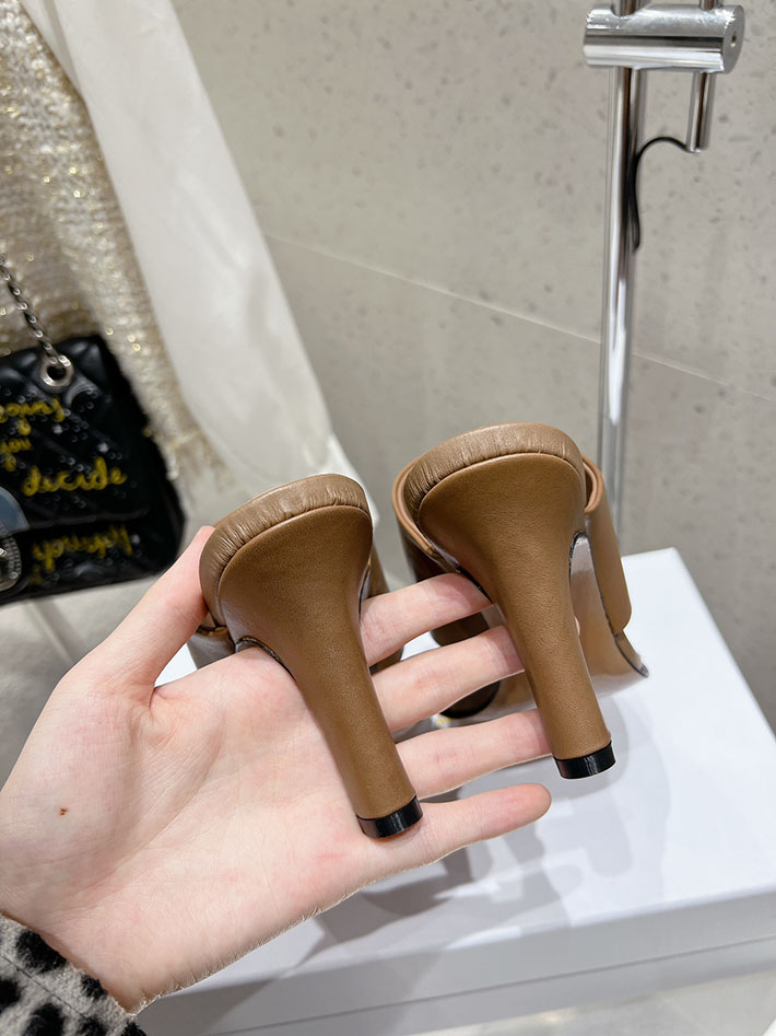 最高級ザロウスーパーコピー THE ROW サンダル SIGNUM HEEL SANDAL トングサンダル ブラウン 2631162 The Row 店舗 海外 - 画像 (2)