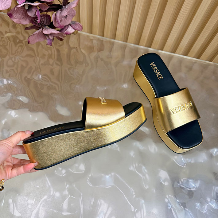 最高級ヴェルサーチェスーパーコピー VERSACE 2026年春夏 新作 Logo 60mm ミュール サンダル ゴールド 2631265 ヴェルサーチ サンダル 安い - 画像 (5)