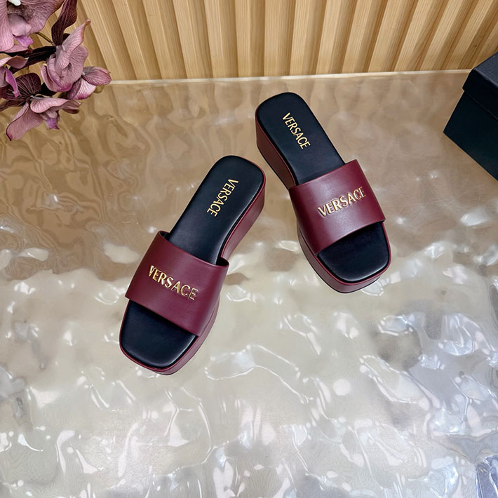 最高級ヴェルサーチェスーパーコピー VERSACE 2026年春夏 新作 Logo 60mm ミュール サンダル ワインレッド 2631267 ヴェルサーチ風サンダル - 画像 (5)