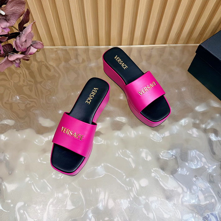 最高級ヴェルサーチェスーパーコピー VERSACE 2026年春夏 新作 Logo 60mm ミュール サンダル ローズレッド 2631272 ヴェルサーチ 靴 サンダル - 画像 (4)