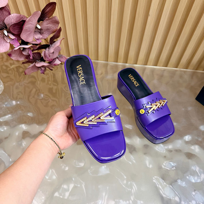 最高級ヴェルサーチェスーパーコピー VERSACE ミュール サンダル レディース 2026新作 人気 バイオレット 2631282 ヴェルサーチェ 靴 安い - 画像 (2)