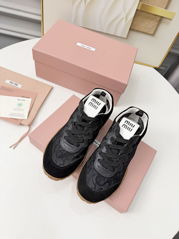 レディース ミュウミュウ MiuMiu 2026年春夏 新作 スニーカー スウェード シューズ 靴 ブラック 2631395 MIUMIU 靴 レディース - 画像 (2)