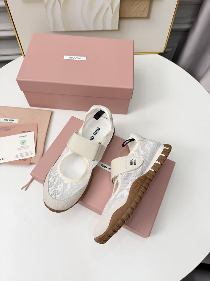 レディース ミュウミュウ MiuMiu 2026年春夏 新作 Tyre フラットシューズ 靴 バレリーナ ホワイト 2631396 MIUMIU 靴 新作 - 画像 (9)