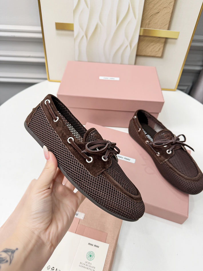 レディース ミュウミュウ MiuMiu 2026年 新作 メッシュxスエード デッキシューズ 靴 茶色 2631399 ミュウミュウ アウトレット店舗 - 画像 (2)