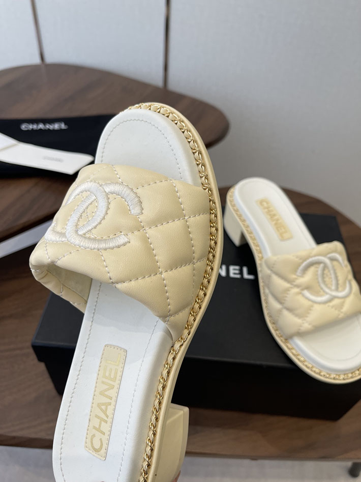 最高級シャネルスーパーコピー CHANEL 2026年春夏 新作 サンダル 刺繍ココマーク チェーン ベージュ 2630563 シャネル サンダル 公式 - 画像 (4)