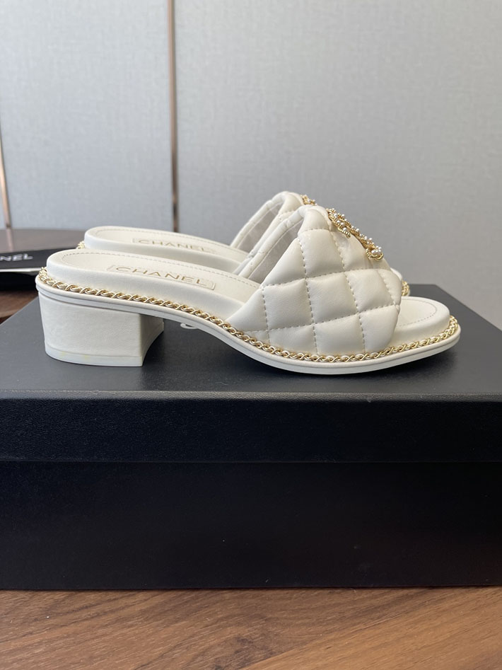最高級シャネルスーパーコピー CHANEL 2026年春夏 新作 サンダル 刺繍ココマーク チェーン ホワイト 2630568 シャネル サンダル 白 - 画像 (9)