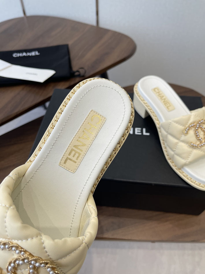 最高級シャネルスーパーコピー CHANEL 2026年春夏 新作 サンダル 刺繍ココマーク チェーン ベージュ 2630570 シャネル ミュール レディース - 画像 (4)