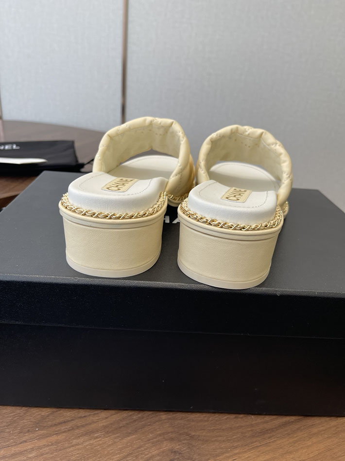 最高級シャネルスーパーコピー CHANEL 2026年春夏 新作 サンダル 刺繍ココマーク チェーン ベージュ 2630570 シャネル ミュール レディース - 画像 (3)