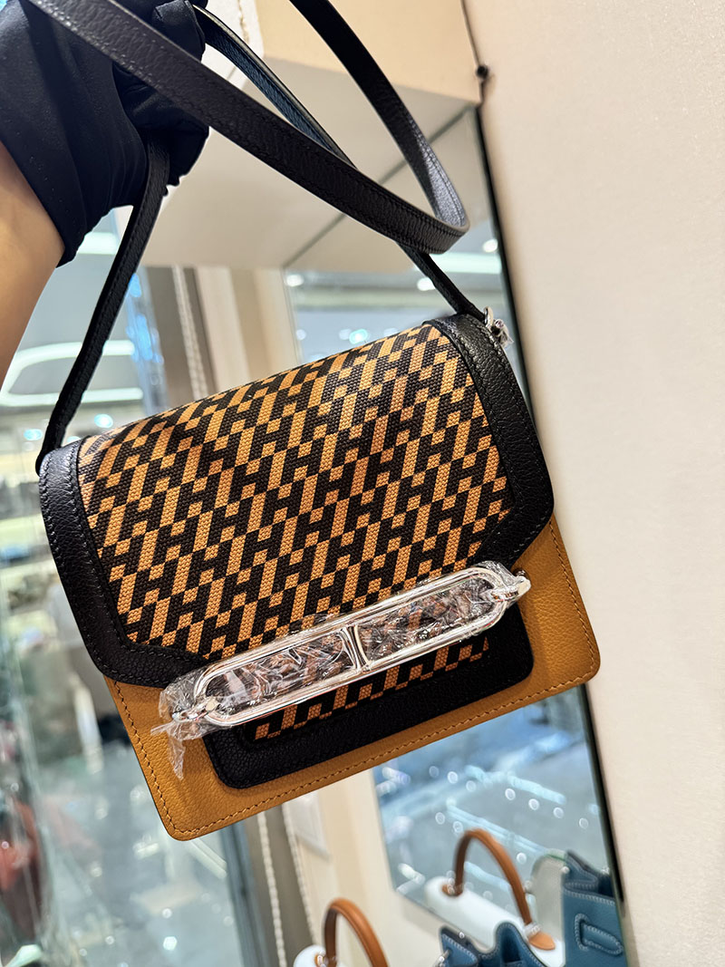 エルメス ロウリス ミニの通販 HERMES ロウリス(ルリ) ミニ ナチュラルサブレ エバーカラー/トワル シルバー金具 2631631 エルメス ロウリス 定価 - 画像 (4)