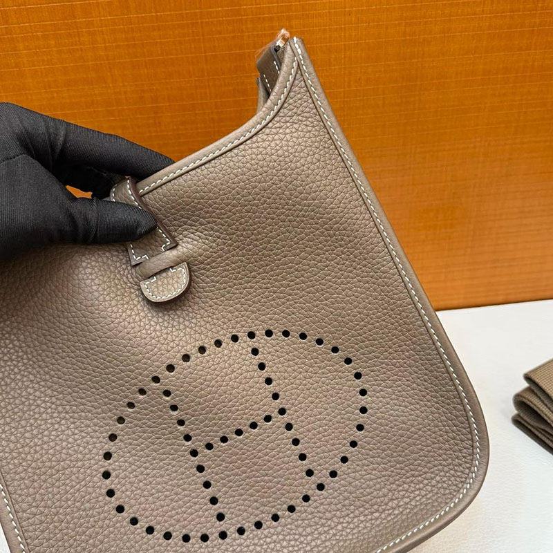 エルメス エヴリンの通販 HERMES エヴリン3 23 エトゥープ トリヨンクレマンス シルバー金具 H087941CK18 エルメス エヴリンIII - 画像 (9)