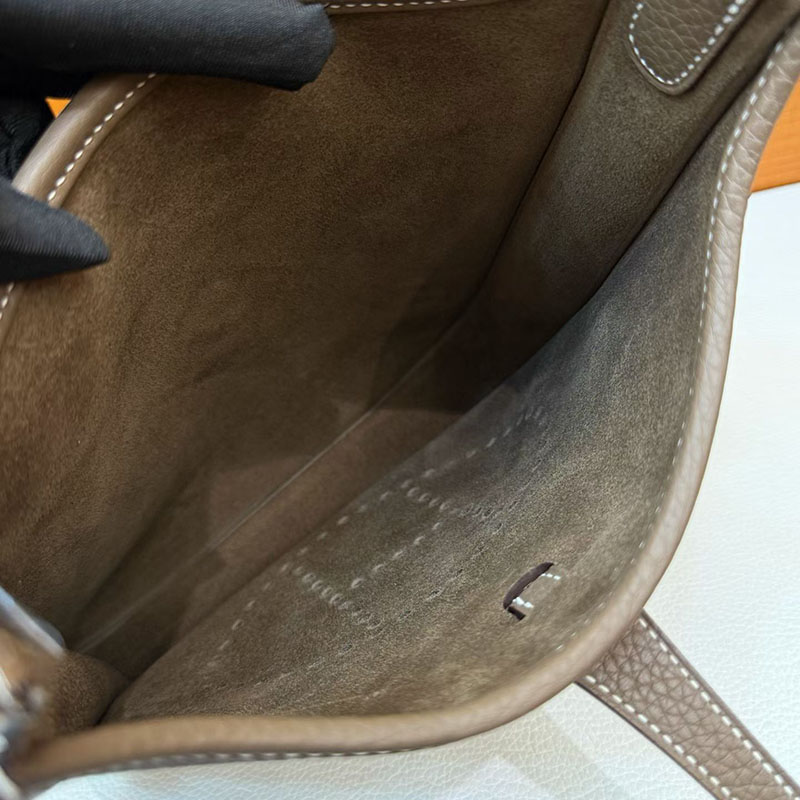 エルメス エヴリンの通販 HERMES エヴリン3 23 エトゥープ トリヨンクレマンス シルバー金具 H087941CK18 エルメス エヴリンIII - 画像 (4)