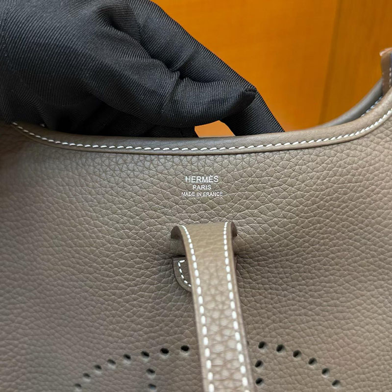 エルメス エヴリンの通販 HERMES エヴリン3 23 エトゥープ トリヨンクレマンス シルバー金具 H087941CK18 エルメス エヴリンIII - 画像 (3)