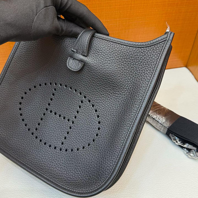 エルメス エヴリンの通販 HERMES エヴリン3 23 黒 ブラック トリヨンクレマンス シルバー金具 H087941CK89 エヴリン 23 定価 - 画像 (9)