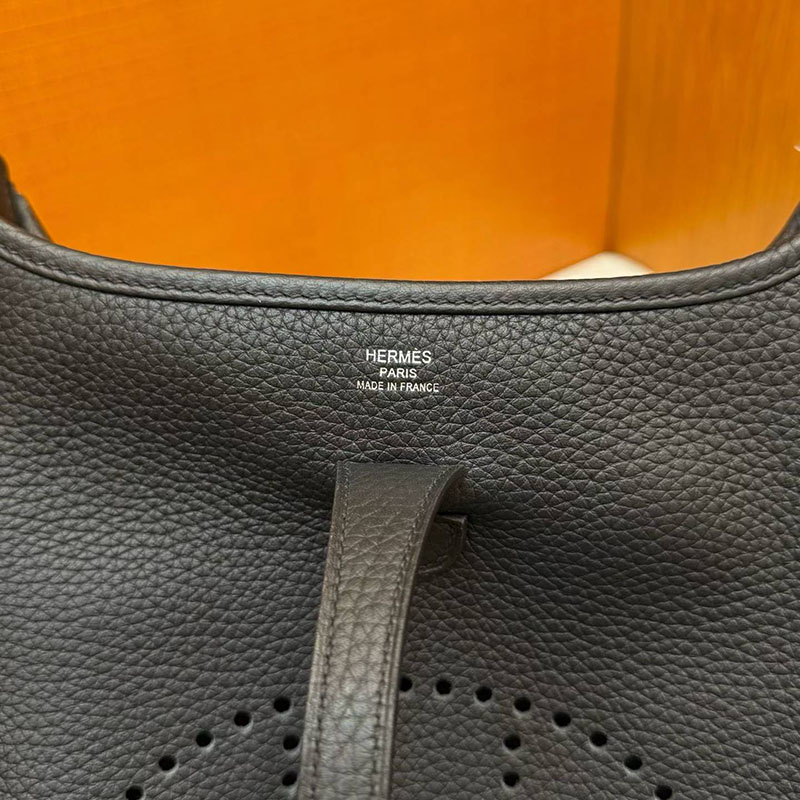 エルメス エヴリンの通販 HERMES エヴリン3 23 黒 ブラック トリヨンクレマンス シルバー金具 H087941CK89 エヴリン 23 定価 - 画像 (4)