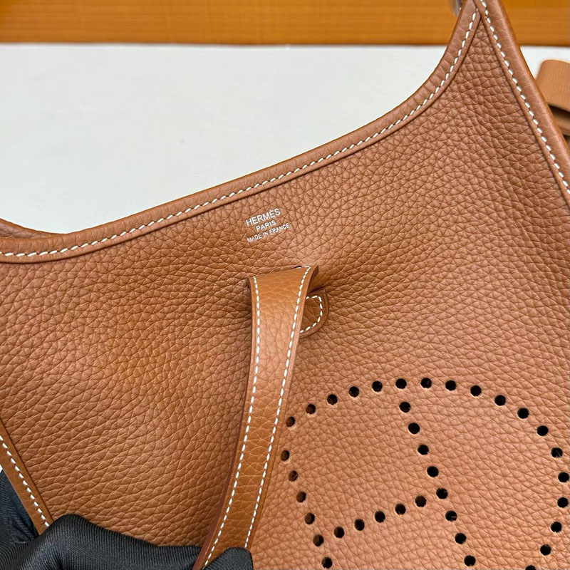 エルメス エヴリンの通販 HERMES エヴリン3 23 ゴールド トリヨンクレマンス シルバー金具 H087941CK37 エブリン23 価格 - 画像 (5)