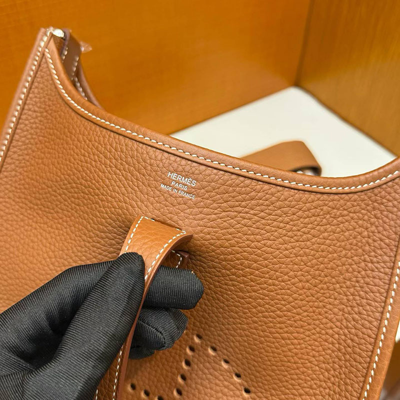 エルメス エヴリンの通販 HERMES エヴリン3 23 ゴールド トリヨンクレマンス シルバー金具 H087941CK37 エブリン23 価格 - 画像 (4)
